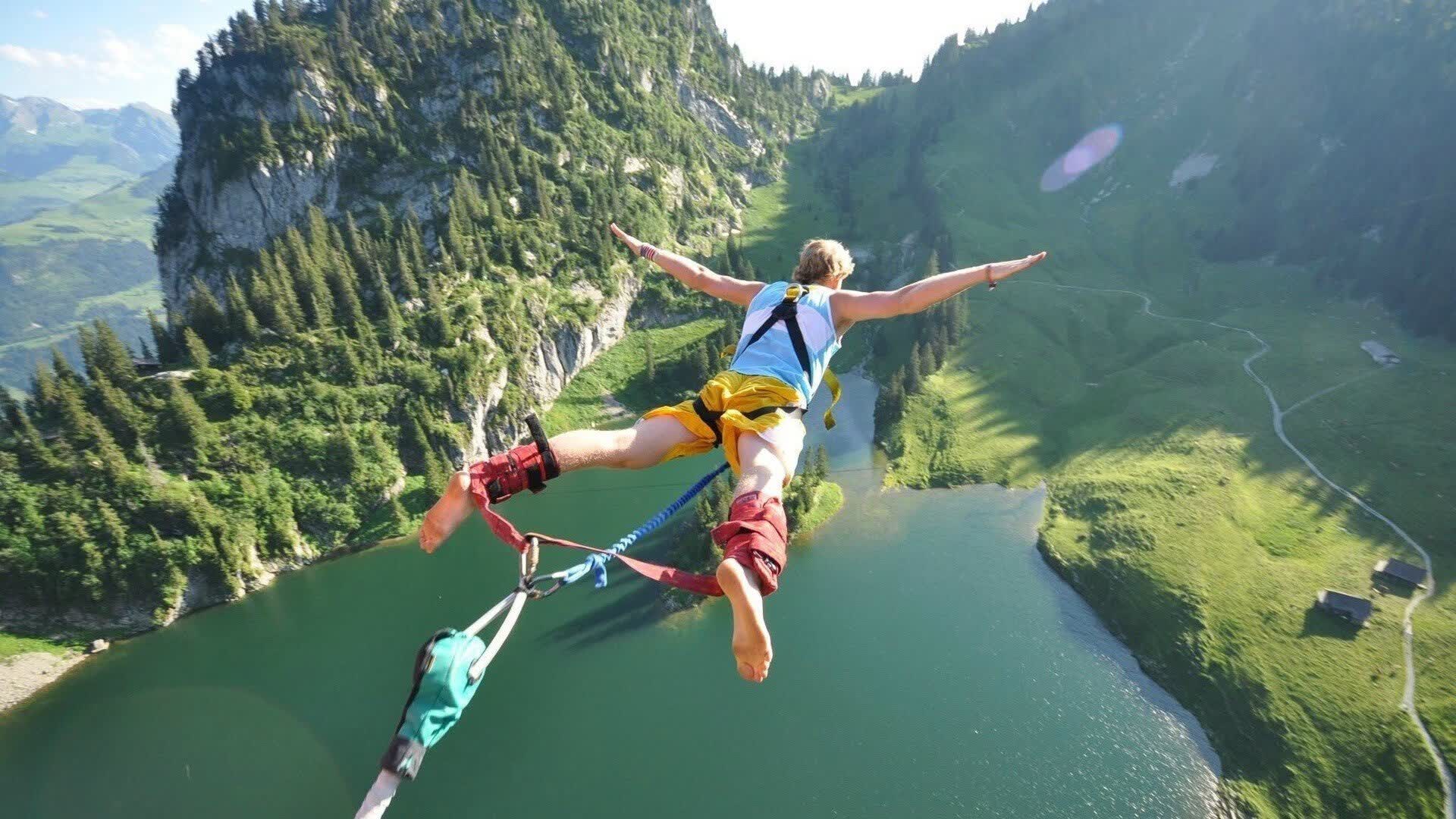 开云官网-那一刻，足球超越了胜负—记欧冠赛场上的温情一幕，那一刻，足球超越了胜负